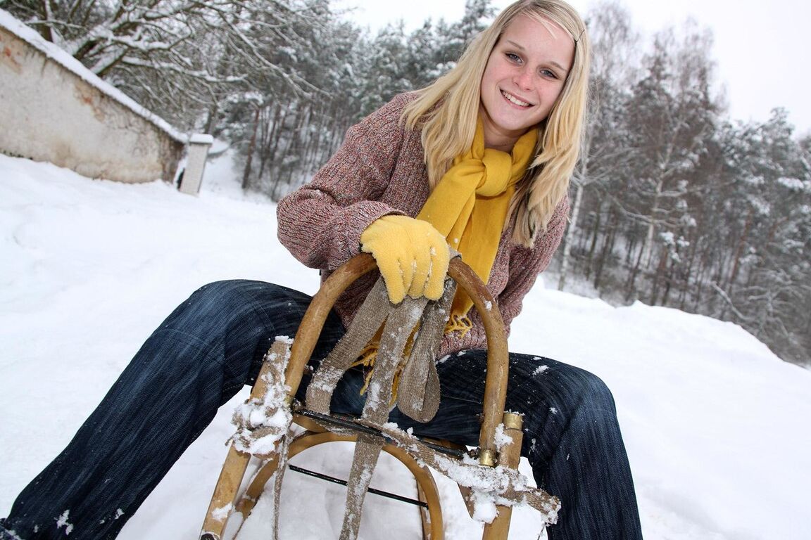 16P Vollbusige Blondine entblößt große Titten im Schnee