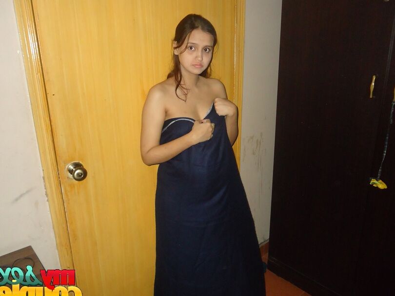 12P Linda esposa indiana fica nua para tirar fotos com o marido no quarto