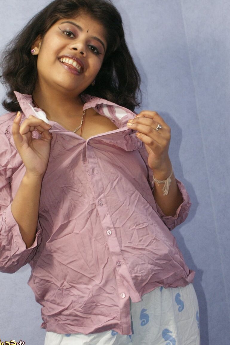 15P A indiana Rupali liberta seu corpo rechonchudo de roupas em ação solo