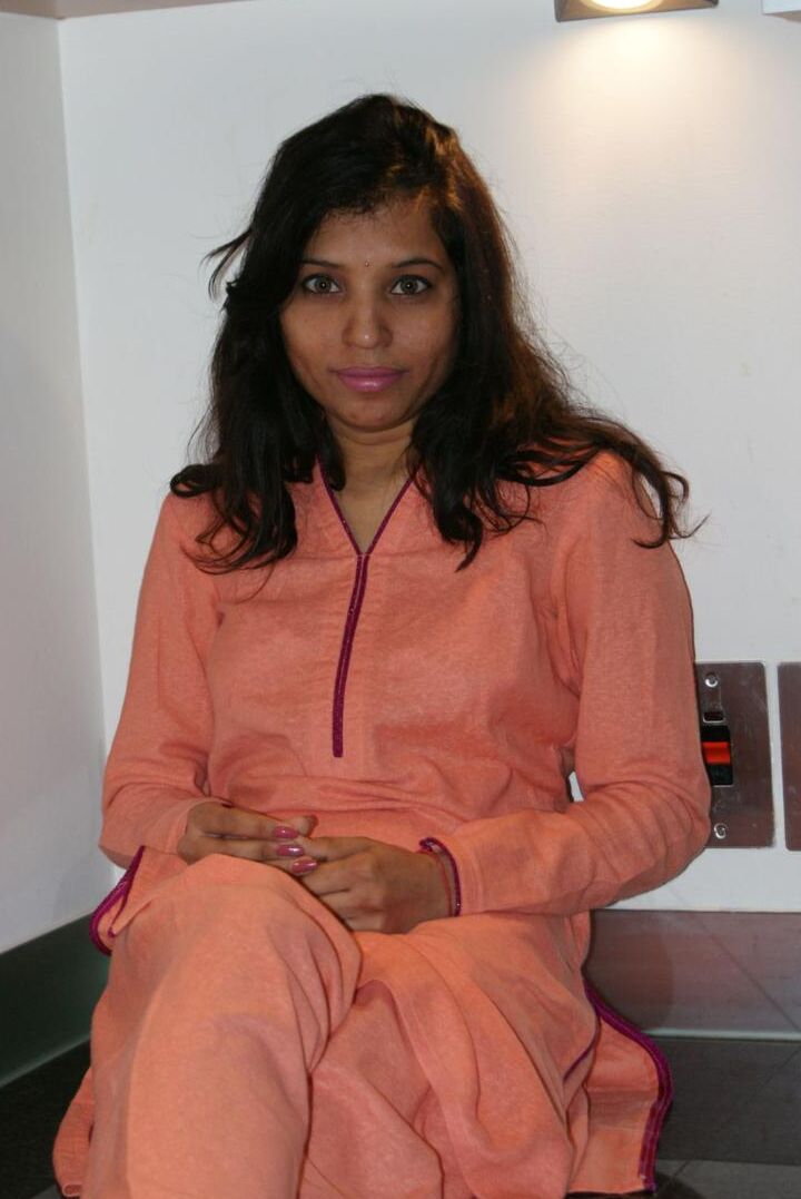 12P Garota indiana sozinha tira o terno salwar e a lingerie para ficar nua na cozinha