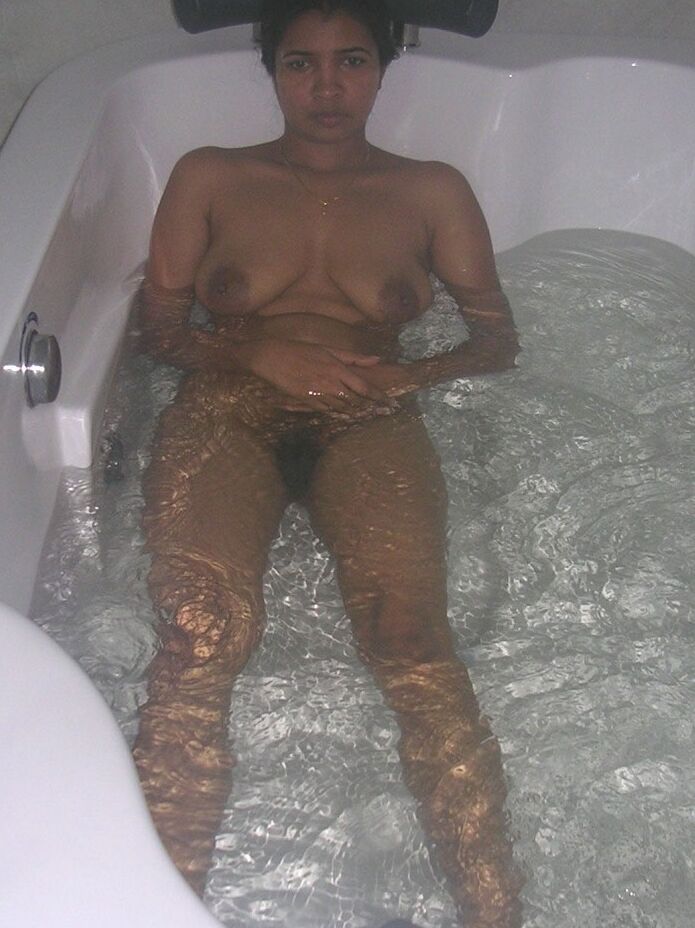 15P Radha, épouse indienne, suce la bite de son mari après avoir fait des choses dans la salle de bain