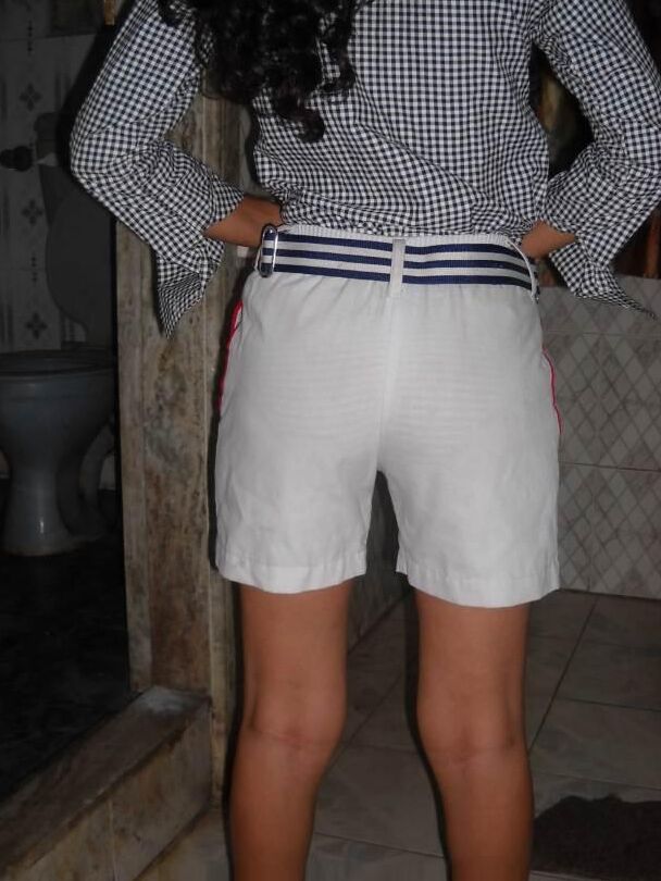 10P Mulher indiana tira o short antes de colocar a calcinha na bunda