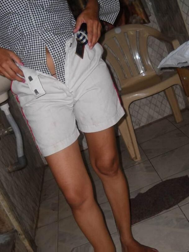 10P Mulher indiana tira o short antes de colocar a calcinha na bunda