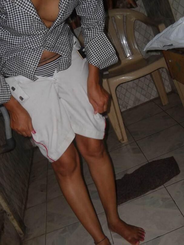 10P Mulher indiana tira o short antes de colocar a calcinha na bunda