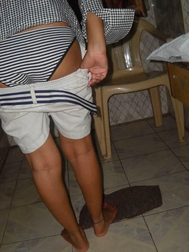 10P Mulher indiana tira o short antes de colocar a calcinha na bunda