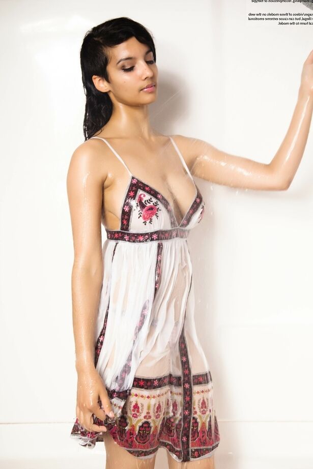 16P indisches Solomädchen zieht ihr nasses Kleid aus, um nackt in der Badewanne zu posieren