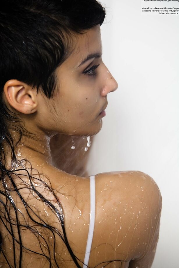16P indisches Solomädchen zieht ihr nasses Kleid aus, um nackt in der Badewanne zu posieren