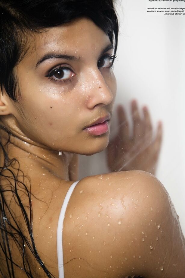 16P indisches Solomädchen zieht ihr nasses Kleid aus, um nackt in der Badewanne zu posieren