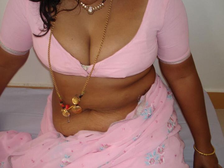 10P Gata indiana mostra seus grandes seios naturais dentro e fora da lingerie transparente