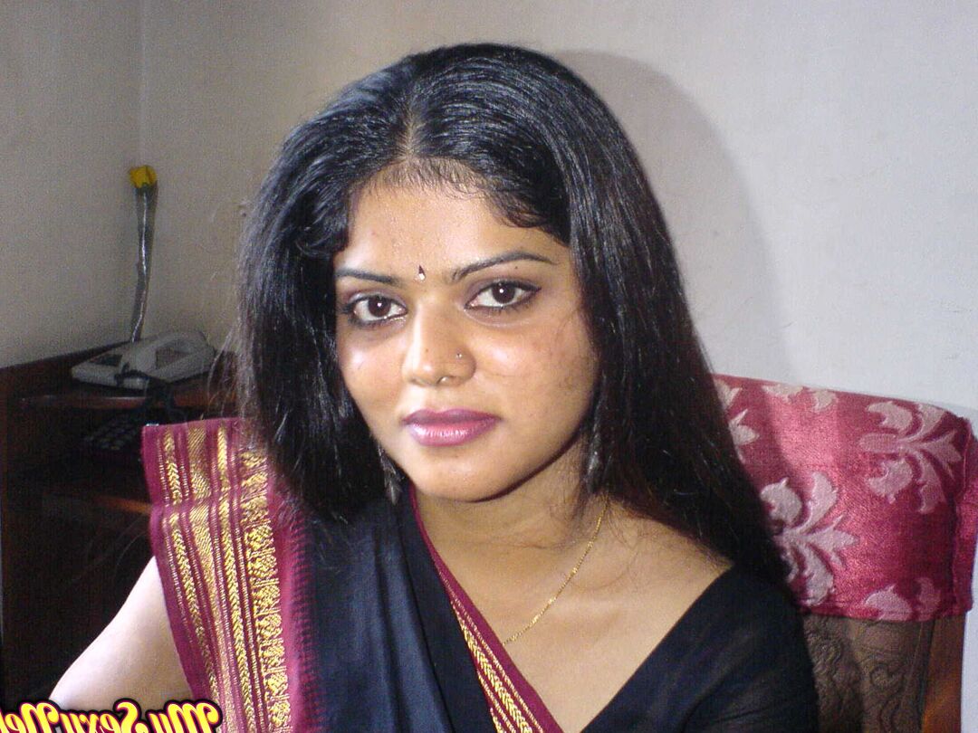 15P Neha, une indienne solo, se tient totalement nue après s'être déshabillée dans la chambre