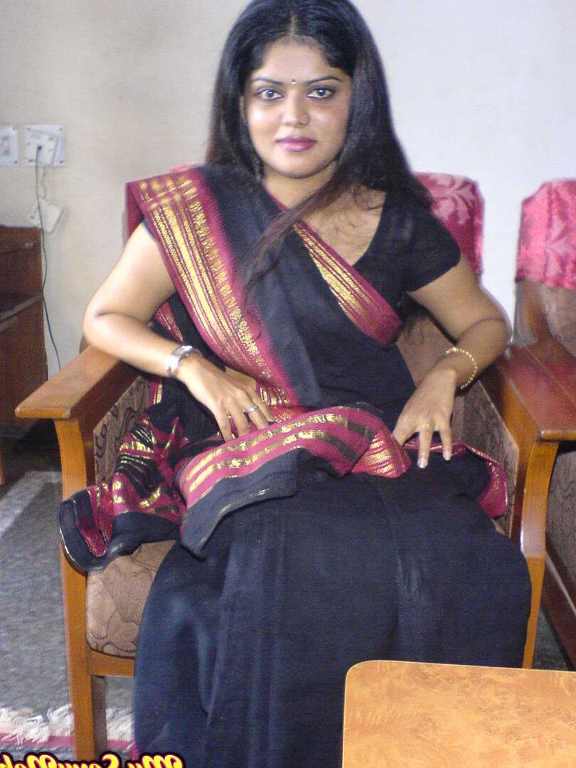 15P Neha, une indienne solo, se tient totalement nue après s'être déshabillée dans la chambre