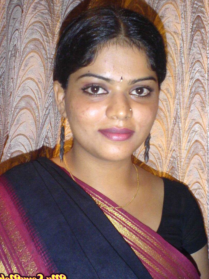 15P Neha, une indienne solo, se tient totalement nue après s'être déshabillée dans la chambre