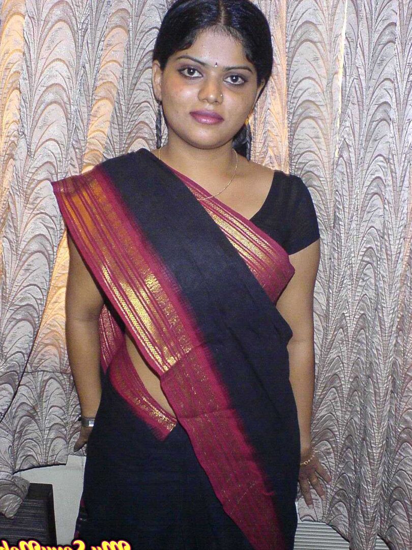 15P Neha, une indienne solo, se tient totalement nue après s'être déshabillée dans la chambre