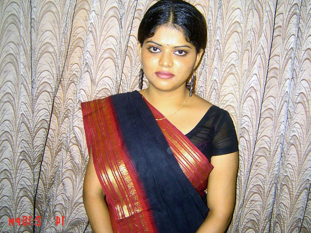 15P Neha, une indienne solo, se tient totalement nue après s'être déshabillée dans la chambre