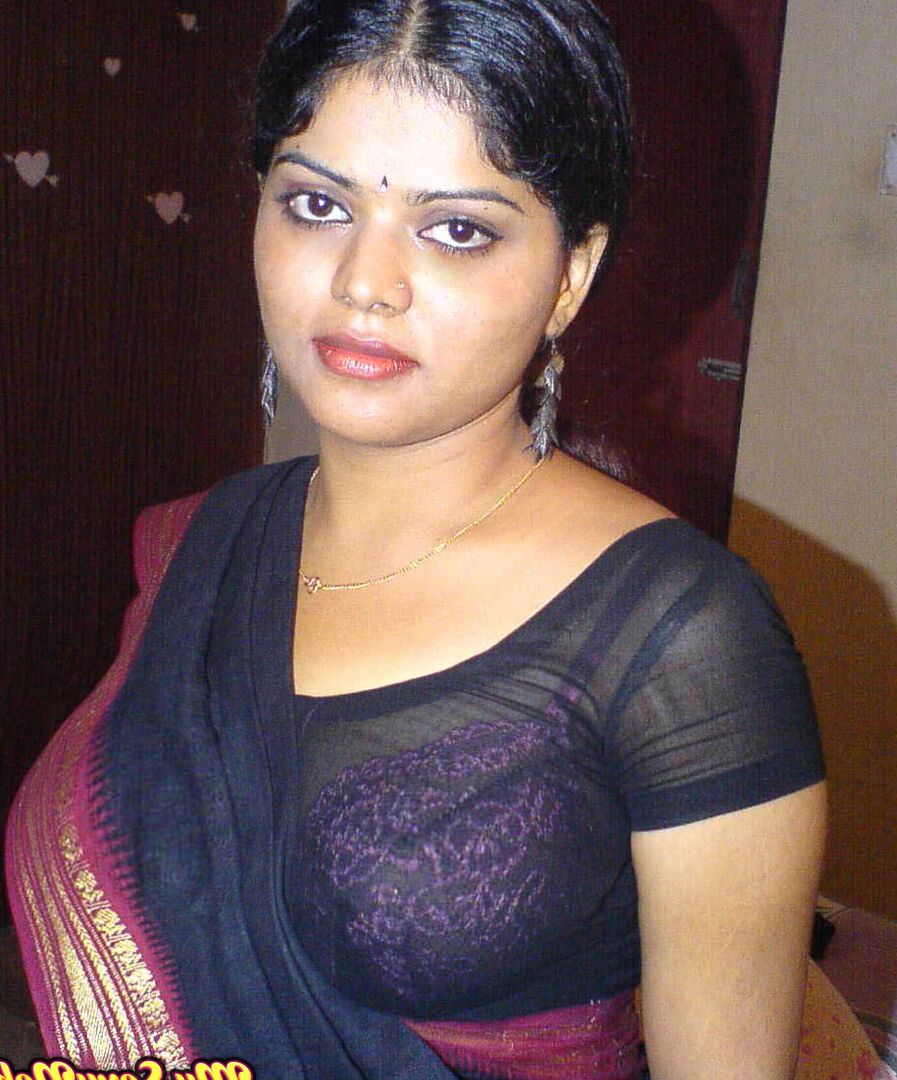 15P Neha, une indienne solo, se tient totalement nue après s'être déshabillée dans la chambre
