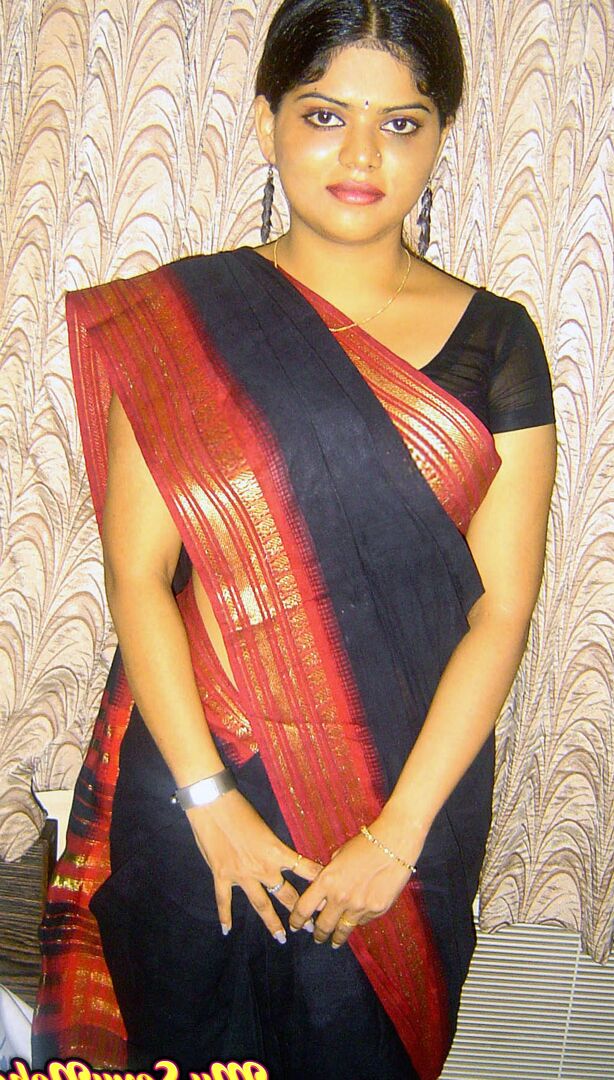 15P Neha, une indienne solo, se tient totalement nue après s'être déshabillée dans la chambre