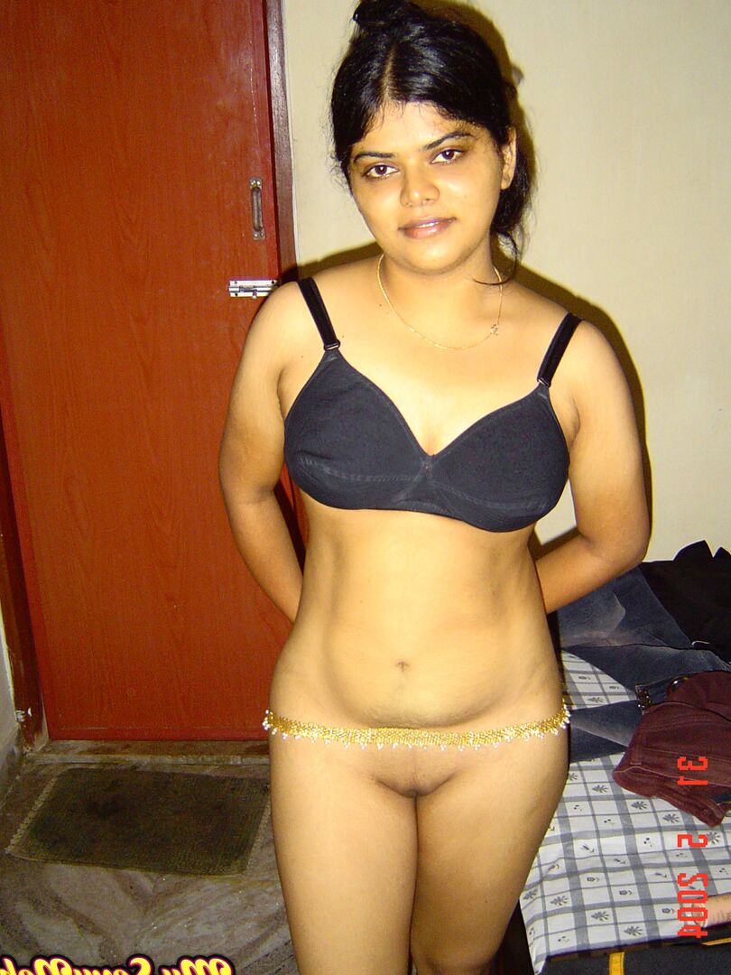 15P Neha, une indienne solo, se tient totalement nue après s'être déshabillée dans la chambre