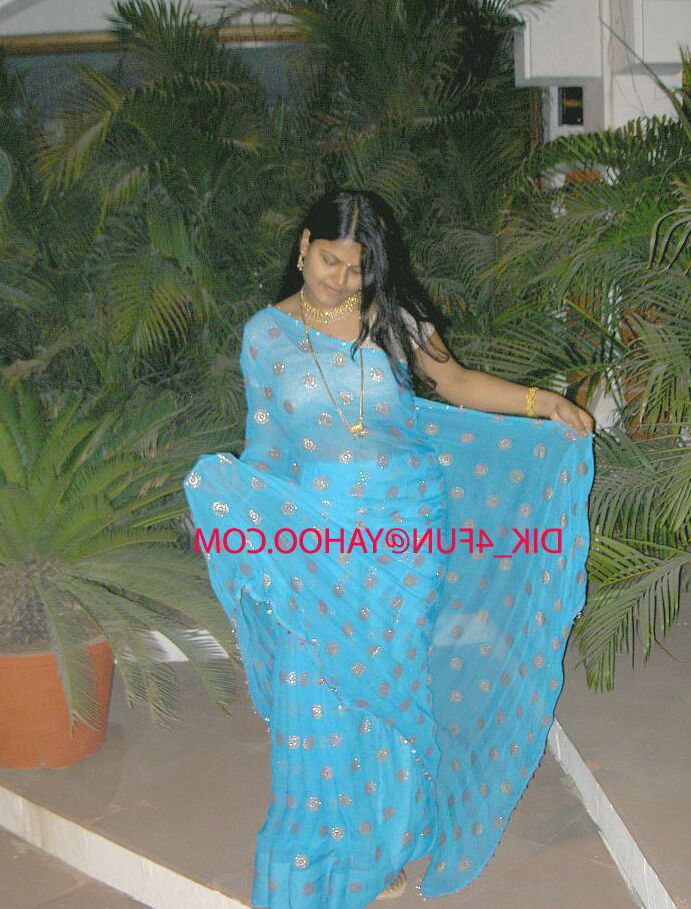 12P Aprita, femme au foyer Desi, laisse glisser son soutien-gorge en posant non nue