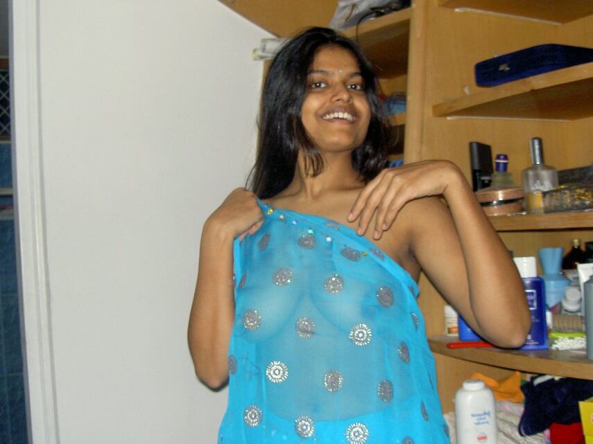 12P Aprita, femme au foyer Desi, laisse glisser son soutien-gorge en posant non nue