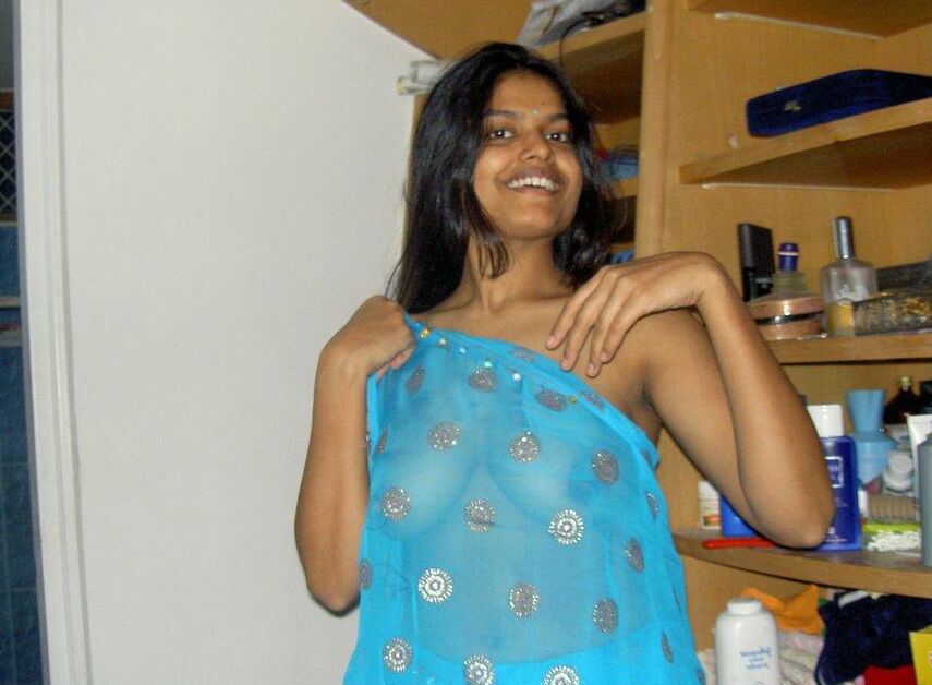 12P Aprita, femme au foyer Desi, laisse glisser son soutien-gorge en posant non nue