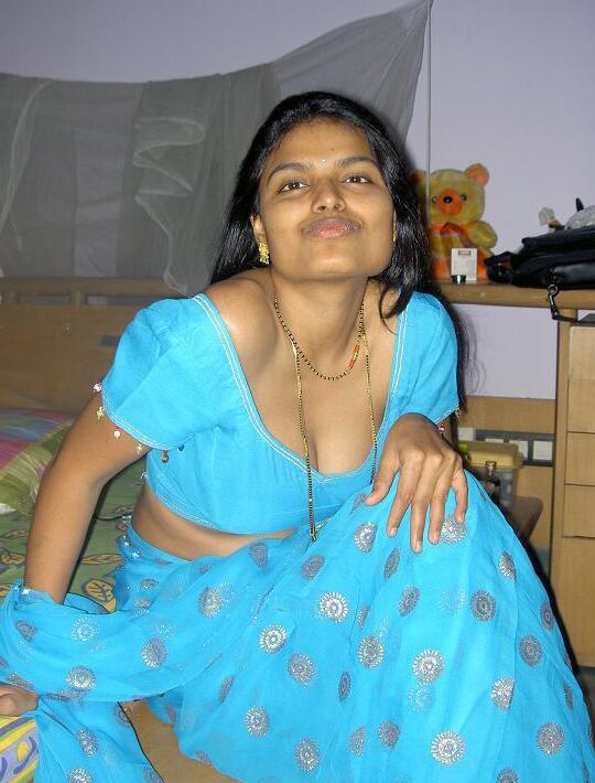12P Aprita, femme au foyer Desi, laisse glisser son soutien-gorge en posant non nue