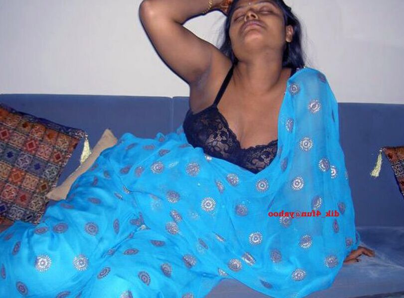 12P Aprita, femme au foyer Desi, laisse glisser son soutien-gorge en posant non nue