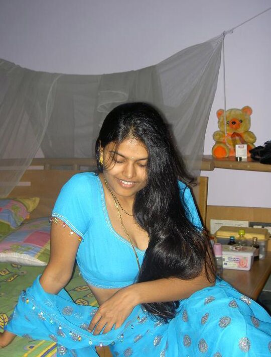 12P Aprita, femme au foyer Desi, laisse glisser son soutien-gorge en posant non nue