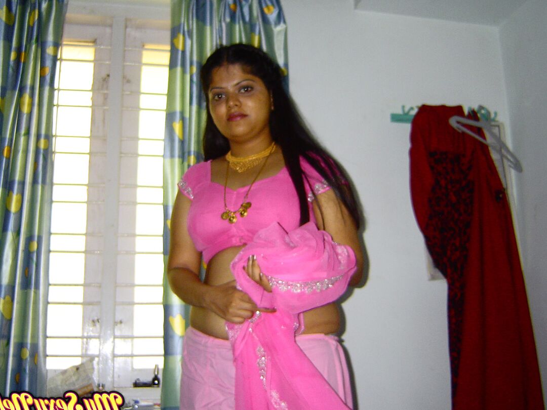 15P Neha, une indienne dodue, se met totalement nue sur son lit en action solo.