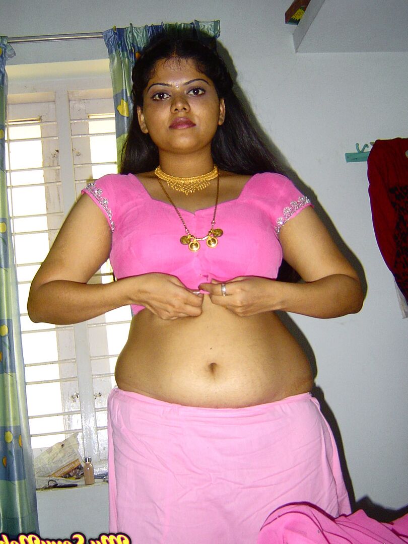 15P Neha, une indienne dodue, se met totalement nue sur son lit en action solo.
