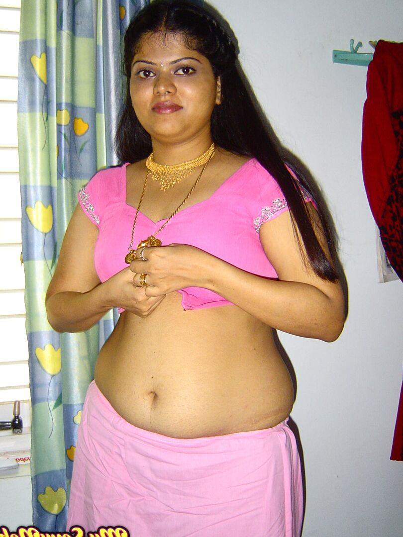 15P Neha, une indienne dodue, se met totalement nue sur son lit en action solo.