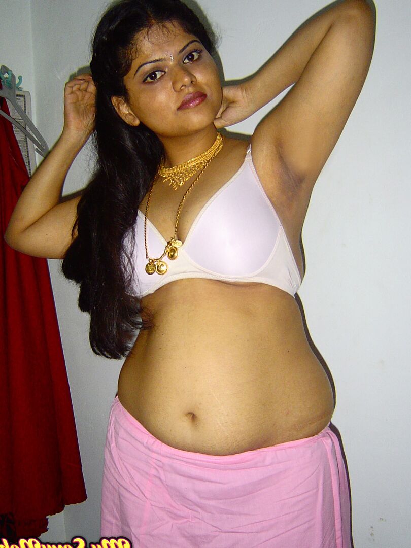 15P Neha, une indienne dodue, se met totalement nue sur son lit en action solo.