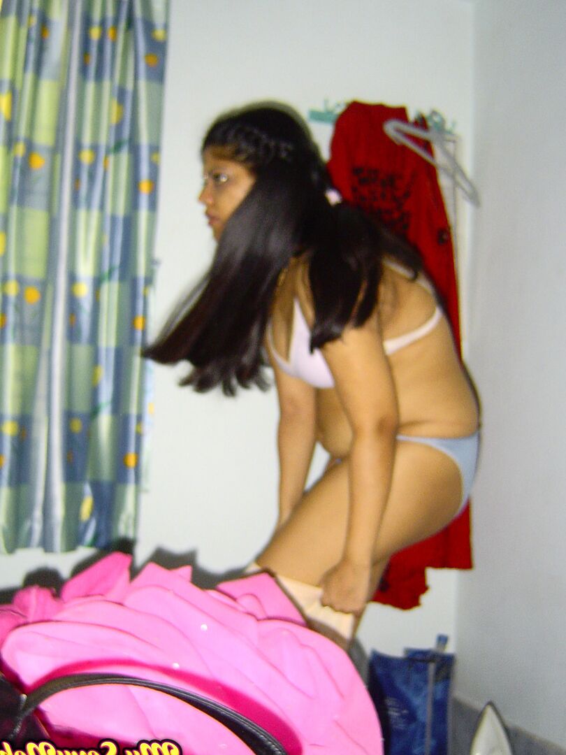 15P Neha, une indienne dodue, se met totalement nue sur son lit en action solo.