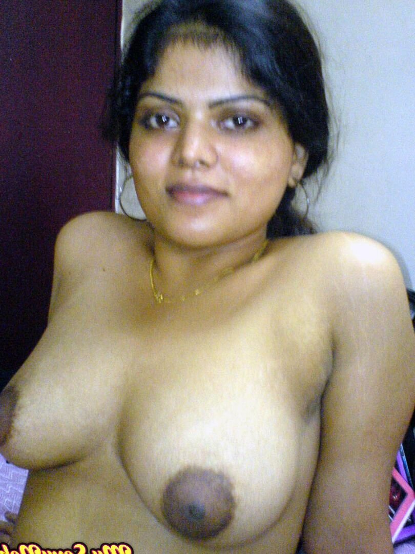 15P Neha, une indienne dodue, se met totalement nue sur son lit en action solo.