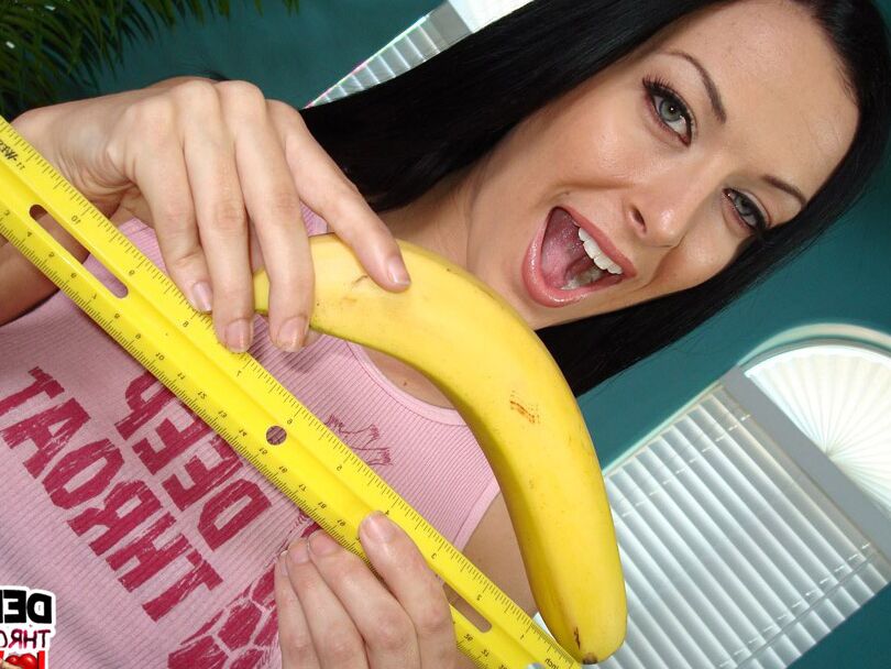 Violet Marcell, une MILF 16P aux gros seins, met une énorme bite dans sa bouche