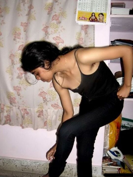 10P Une Indienne montre ses seins fermes et sa chatte naturelle après s'être déshabillée