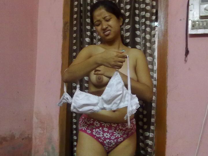 10P Garota nepalesa descobre seios naturais enquanto se despe e fica só de calcinha