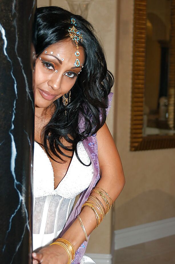 12P Priya Rar, une MILF indienne vêtue, fait une pipe avant un sexe hardcore