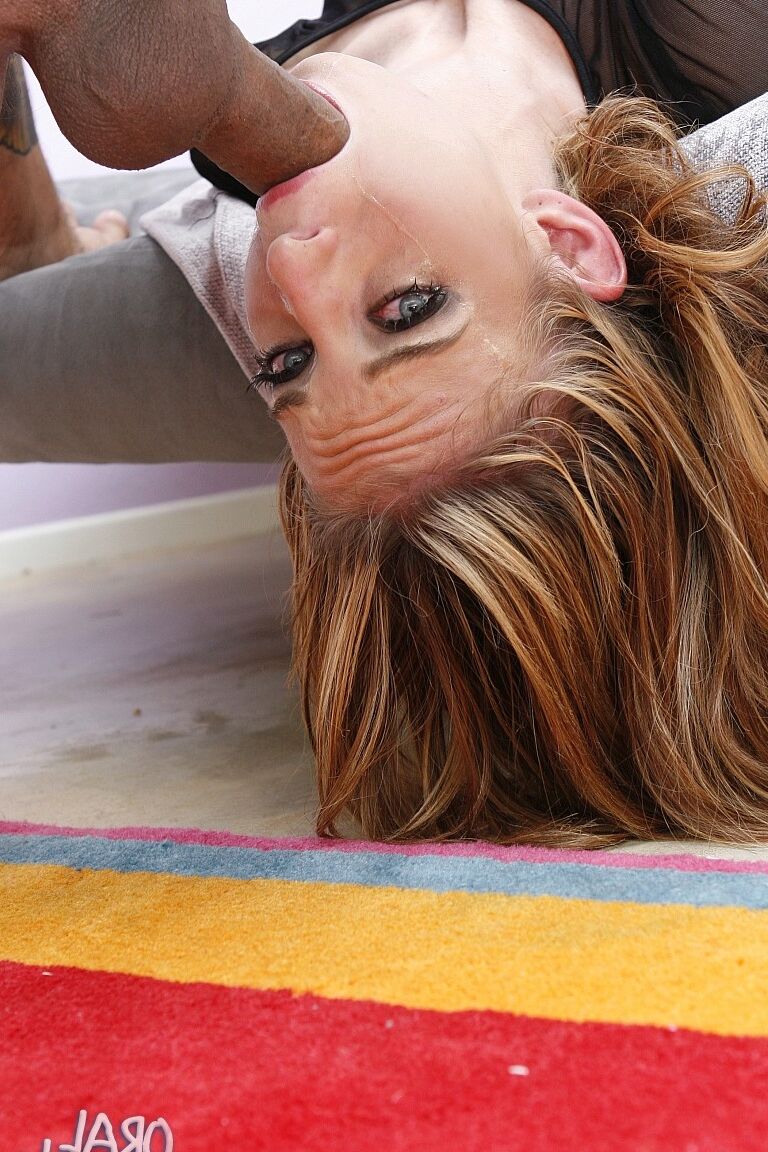 16P La traviesa Riley Shy posa sexy junto a la piscina y le hace una garganta profunda a una gran polla dura