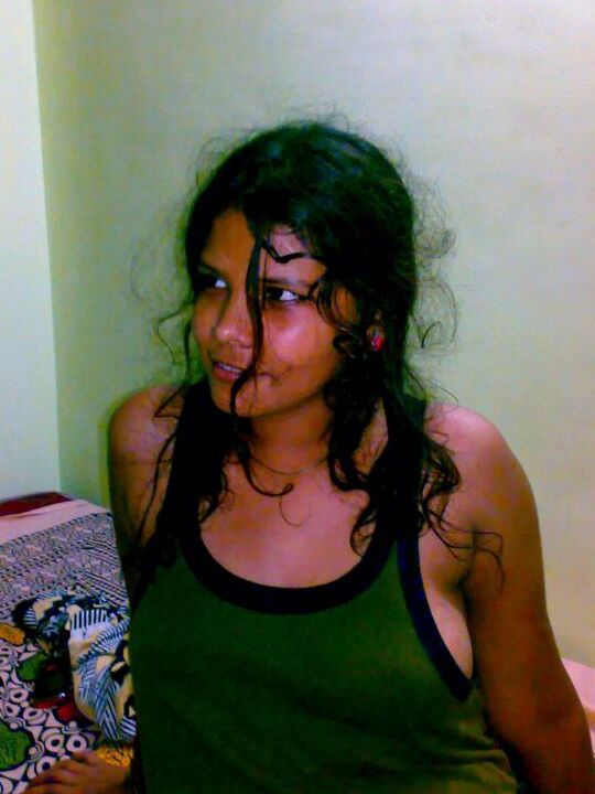 10P インドの女の子がベッドで正常位で犯されながらおっぱいを弄られる