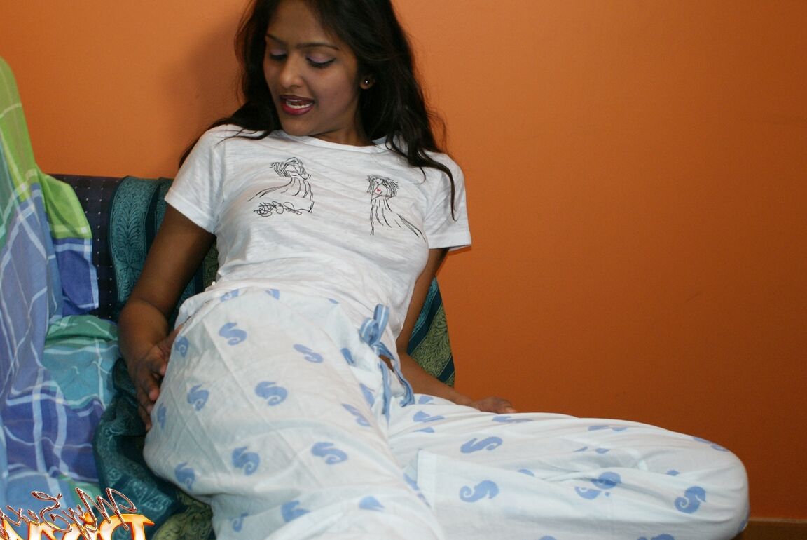 12P Sexy Divya provoca o namorado brincando com seus seios firmes