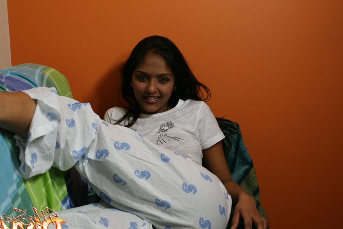 12P Sexy Divya provoca o namorado brincando com seus seios firmes