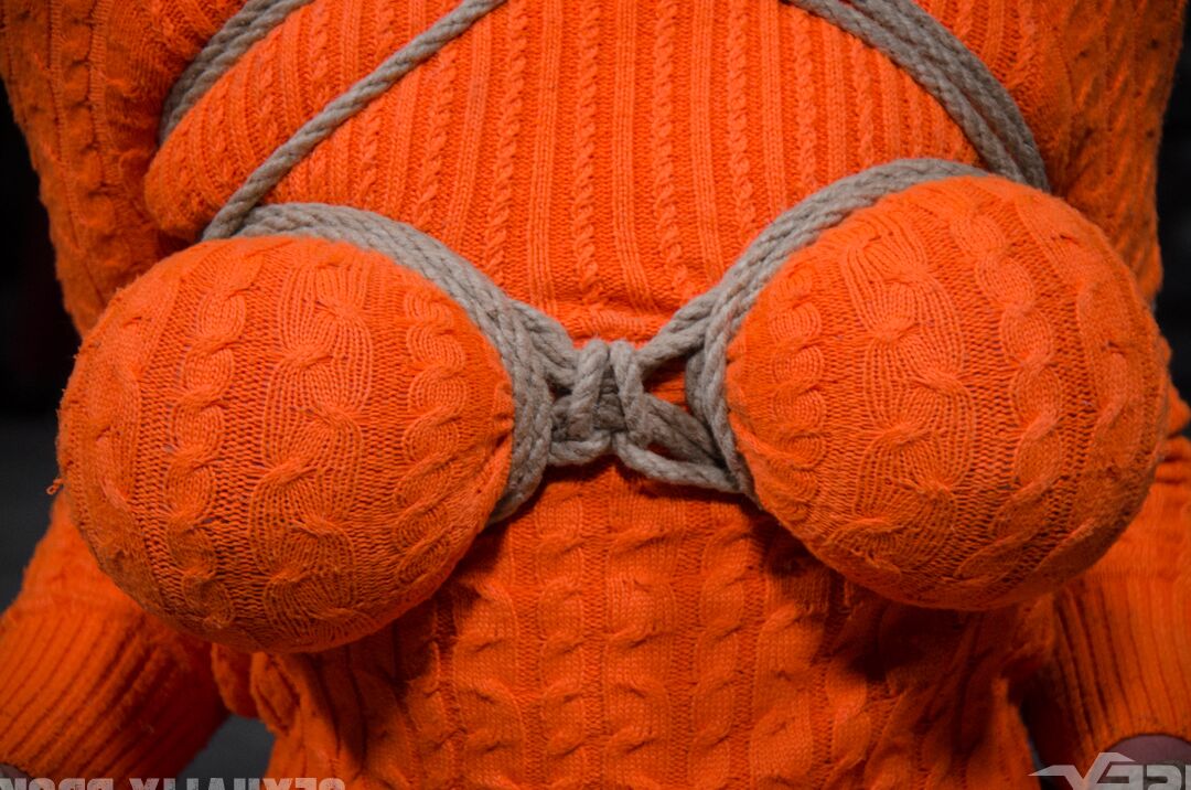 15P Kurzhaarige Frau wird zur unwilligen Sexsklavin vermummter Männer
