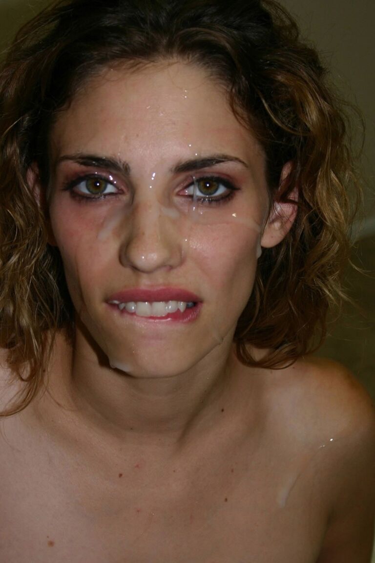 21P Puta amadora Charlotte Webb deepthroats uma vara grande e recebe tratamento facial