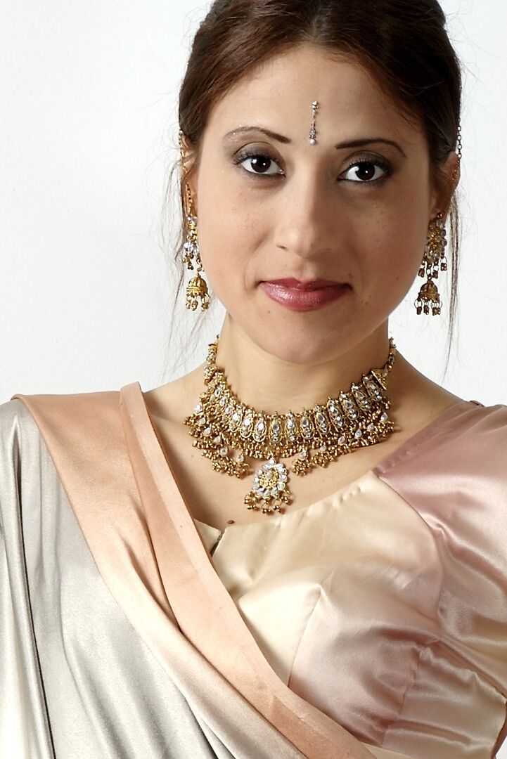 15P Une Indienne découvre ses petits seins en enlevant ses vêtements traditionnels