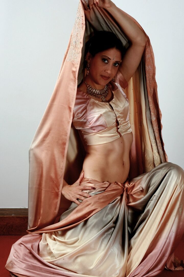 15P Une Indienne découvre ses petits seins en enlevant ses vêtements traditionnels