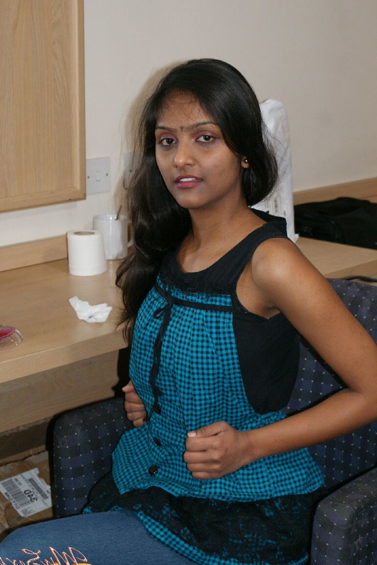 12P india amateur Divya muestra sus pechos naturales mientras está sentada en una silla