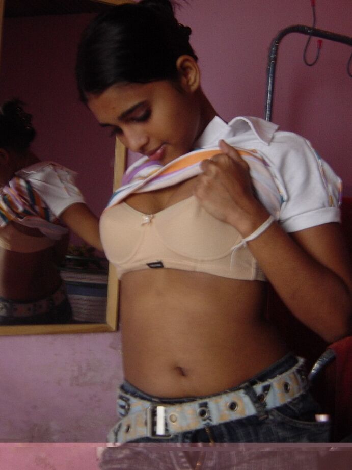 10P Garota indiana sozinha acaricia seus peitos grandes depois de ficar só de calcinha