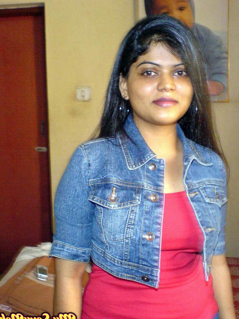 15P A garota indiana Neha descobre seus seios naturais durante a ação solo