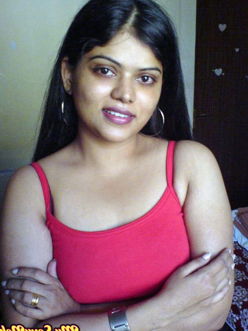 15P A garota indiana Neha descobre seus seios naturais durante a ação solo