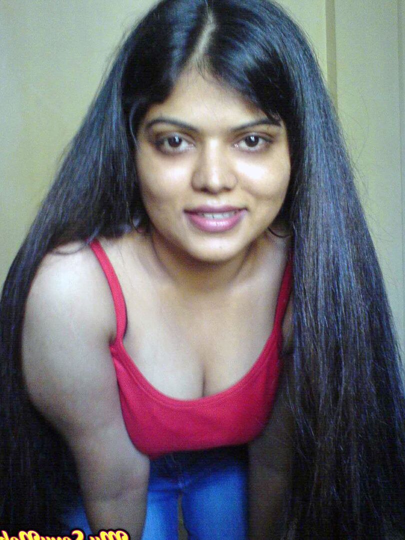 15P A garota indiana Neha descobre seus seios naturais durante a ação solo